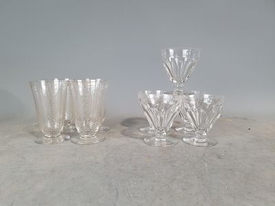 quatre verres posés les uns à côté des autres sur une table