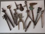 beaucoup de vieux outils posés sur une table