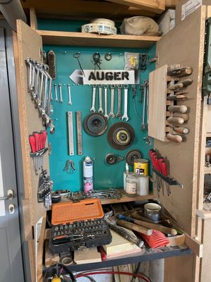 une petite armoire sur laquelle sont posés de nombreux outils