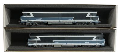 deux boîtes contenant chacune deux trains