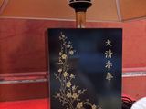 une lampe posée sur une table dans une pièce
