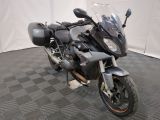 une moto qui est garée dans une pièce dont le sol est en damier