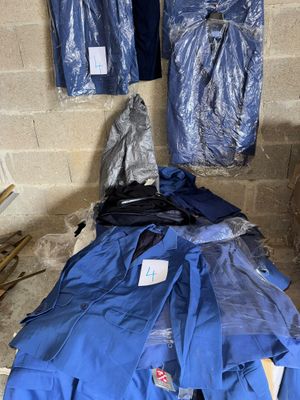 une pile de vêtements posée sur le sol