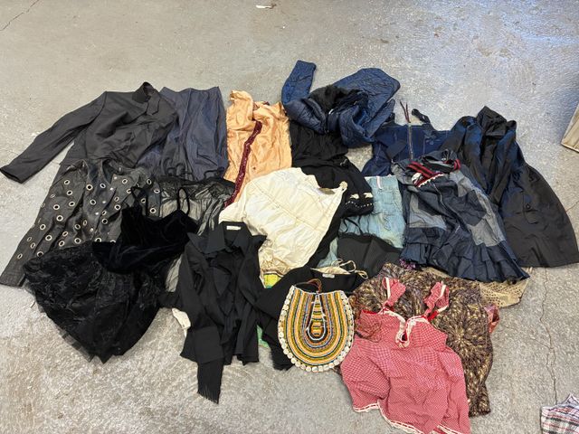 Ensemble de robes, jupes, nuisettes, vestes, manteau, sac. Taille