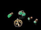 un ensemble de bijoux verts et dorés sur un fond noir