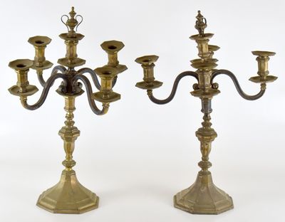 paire de candélabres anciens en laiton avec bougeoirs