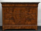 une commode en bois avec un plateau en marbre