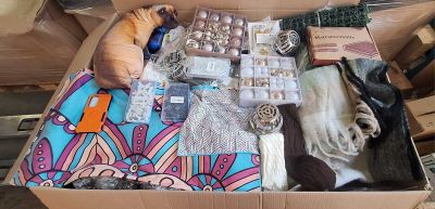 98 / 1 palette de 114 kg de mix (décorations, coussin,…