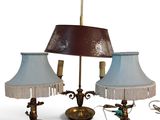 trois lampes placées l'une à côté de l'autre sur une table