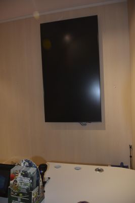 un téléviseur fixé au mur dans une pièce