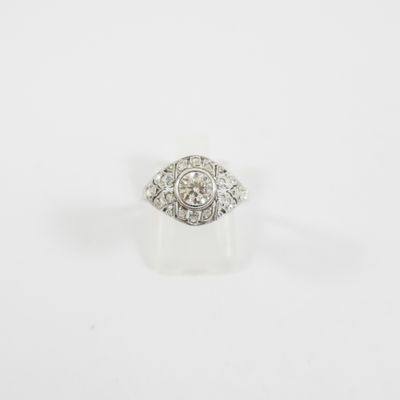 bague en or blanc et diamants sur fond blanc