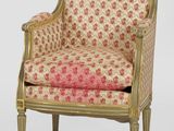 une image d'une chaise avec un dossier et des accoudoirs tapissés de fleurs