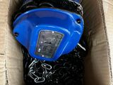 une boîte contenant un objet bleu et noir