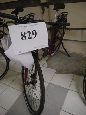 un vélo avec une pancarte à l'avant