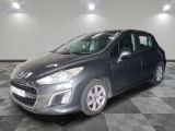 la voiture grise est garée sur un sol en damier dans le garage
