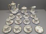 une photo d'un ensemble de tasses et soucoupes en porcelaine pour le thé et le café