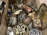 une boîte remplie d'objets hétéroclites posée sur le sol
