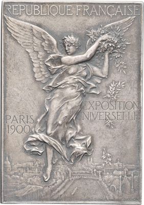 un gros plan d'une médaille d'argent sur laquelle figure un ange