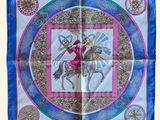 un foulard carré sur lequel figure l'image d'un homme à cheval
