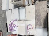 un tas de vieux appareils électroménagers dans un garage dont les murs sont couverts de graffitis