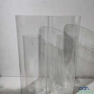 trois vases en verre transparent posés sur une table