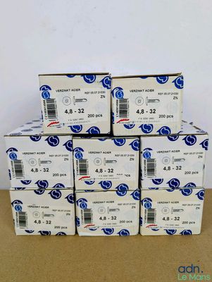 une pile de quatre boîtes de savon posée sur une table