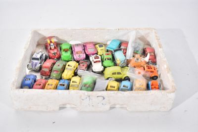 beaucoup de petites voitures dans une boîte posée sur la table