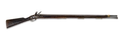 un vieux fusil avec un canon en bois sur fond blanc