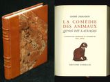 un vieux livre posé sur une table à côté d'un livre ouvert
