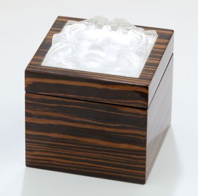 une petite boîte en bois contenant un visage blanc