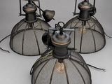 trois luminaires anciens de style industriel recouverts d'un treillis métallique