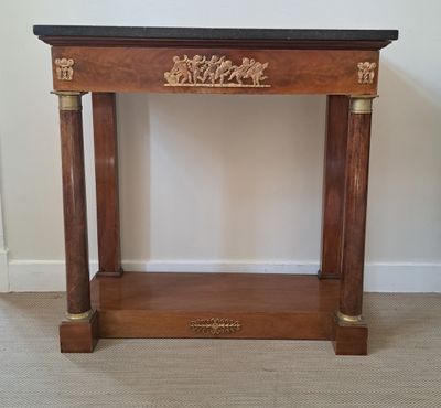 une table en bois surmontée d'une horloge