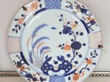 une assiette bleue et blanche ornée de fleurs orange