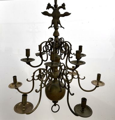 un lustre surmonté d'un oiseau