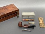 une boîte en bois posée sur une table et contenant divers objets