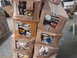 de nombreux cartons empilés les uns sur les autres dans un entrepôt
