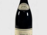 une bouteille de vin posée sur une table