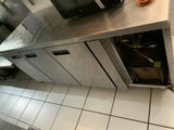 une image d'une cuisine avec un micro-ondes et un lave-vaisselle