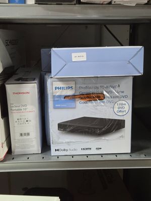 une boîte contenant des appareils électroniques posée sur une étagère dans un magasin