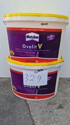 quelques seaux de peinture posés sur un sol en béton
