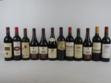 plusieurs bouteilles de vin sont alignées sur une table
