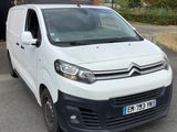 une camionnette blanche garée dans un parking