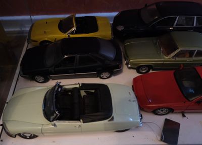 Plusieurs petites voitures sont exposées dans une vitrine.