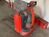 un chariot élévateur rouge garé dans un garage