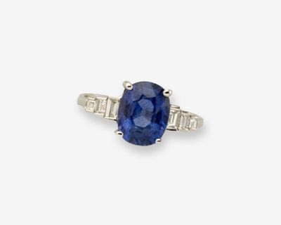 une bague en saphir et diamant