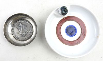 Ensemble constitué d'une assiette chauffante en porcelaine à…