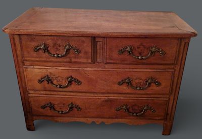 "Commode en noyer mouluré ouvrant par 4 tiroirs sur 3 rangs,…