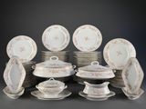 beaucoup d'assiettes, de tasses et de soucoupes sur la table