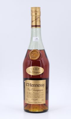 une bouteille de cognac Hennessy sur fond blanc