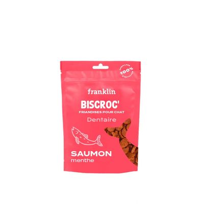 un sachet de biscuits au saumon sur fond blanc